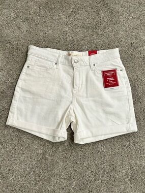 Signature by Levi Strauss | NWT Mid Rise 5” inseam White Cuffed Shorts Size 8/29